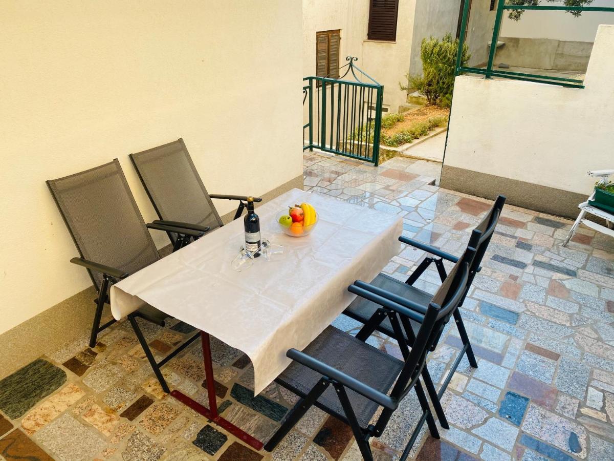 Stevic 2 Apartment Pisak
